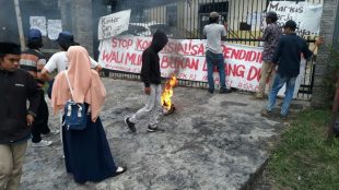 Aksi ke-8 GRB di depan Kantor Cabang Dinas Pendidikan Wilayah I Jawa Barat, Cibinong, Bogor, Jumat 29/11/2019 (dok. KM)