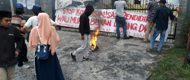 Aksi ke-8 GRB di depan Kantor Cabang Dinas Pendidikan Wilayah I Jawa Barat, Cibinong, Bogor, Jumat 29/11/2019 (dok. KM)