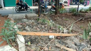 Tumpukan sampah yang menutupi saluran air di Jalan Proklamasi Depok (dok. KM)