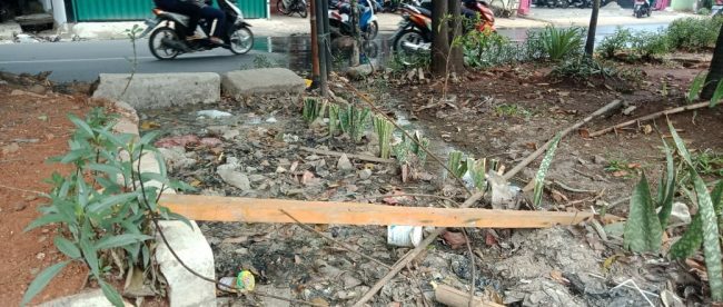 Tumpukan sampah yang menutupi saluran air di Jalan Proklamasi Depok (dok. KM)