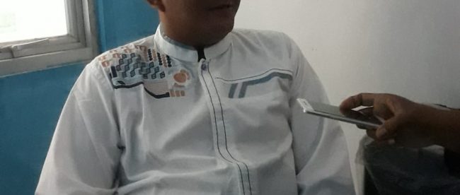 Kades Leuwiliang H. Iman menjelaskan terkait pengunduran diri masal staf Desa Leuwiliang saat diwawancarai awak media (dok. KM)