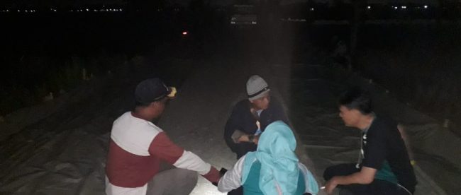 PPTK dan Konsultan saat mengukur kegiatan Kontraktor di TPU Desa Wanajaya, Kecamatan Cibitung, Kabupaten Bekasi, Selasa malam 3/12/2019 (dok. KM)