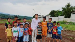 Kuasa Hukum warga bersama anak-anak warga Kampung Ciletuh Hilir, Desa Watesjaya, Kecamatan Cigombong, Kabupaten Bogor (dok. KM)