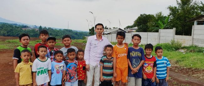 Kuasa Hukum warga bersama anak-anak warga Kampung Ciletuh Hilir, Desa Watesjaya, Kecamatan Cigombong, Kabupaten Bogor (dok. KM)