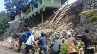 Longsor robohkan TPTÂ bantaran Sungai Cidurian, Desa Mekar Jaya, Cigudeg, Bogor, Minggu 1/12/2019 (dok. KM)
