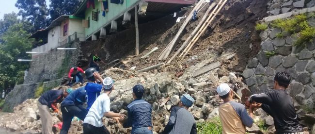 Longsor robohkan TPTÂ bantaran Sungai Cidurian, Desa Mekar Jaya, Cigudeg, Bogor, Minggu 1/12/2019 (dok. KM)