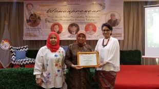 Pendiri Wardah kosmetik, Nurhayati Subakat, bersama ketua umum Sartika Merah Putih Inge A. Irawatie Bareither dan presenter Dian Puspasari (dok. KM)