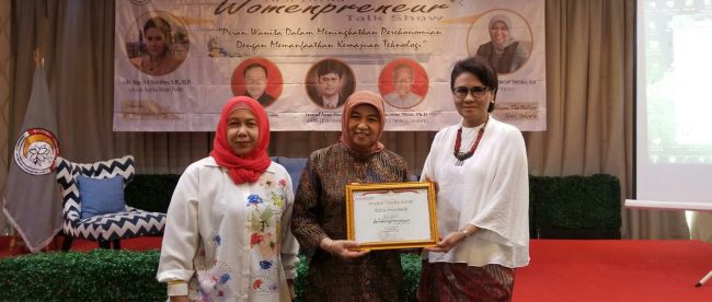 Pendiri Wardah kosmetik, Nurhayati Subakat, bersama ketua umum Sartika Merah Putih Inge A. Irawatie Bareither dan presenter Dian Puspasari (dok. KM)