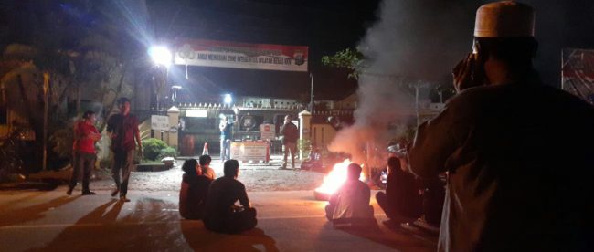 Situasi aksi gabungan aktivist didepan Mapolres Tanjungbalai pada Minggu dinihari 8/12/2019 menuntut pembesasan 4 rekannya (dok. KM)