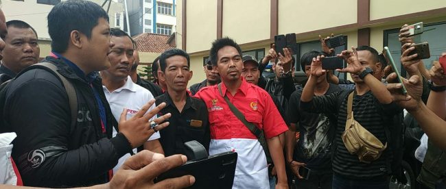 Pimred Kupas Merdeka Hero Akbar dan penasehat hukum Ruby Falahadi memberikan keterangan kepada wartawan di Mapolresta Bogor Kota, Senin 9/12/2019 (dok. KM)