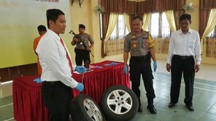 Kapolres Langsa, AKBP Andy Hermawan didampingi Kasat Reskrim Iptu Arief S Wibowo memperlihatkan BB 4 ban dan velg mobil, saat menggelar konferensi pers di aula Mapolres Langsa (dok. KM)