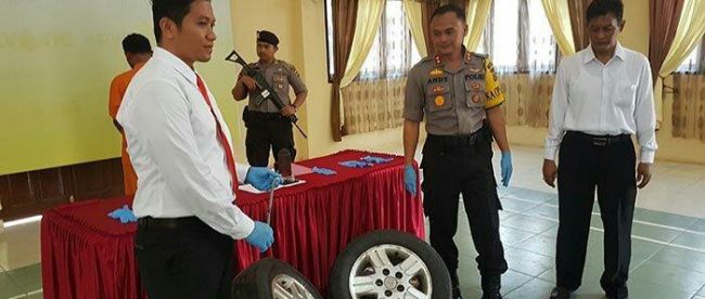 Kapolres Langsa, AKBP Andy Hermawan didampingi Kasat Reskrim Iptu Arief S Wibowo memperlihatkan BB 4 ban dan velg mobil, saat menggelar konferensi pers di aula Mapolres Langsa (dok. KM)