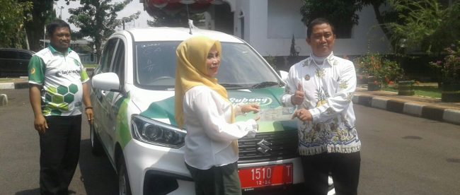 Kades Gunungtua Kec Cijambe Kabupaten Subang menerima mobil siaga sehat yang diserahkan oleh Ketua TP PKK Kabupaten Subang Yoyoh Ruhimat (dok. KM)