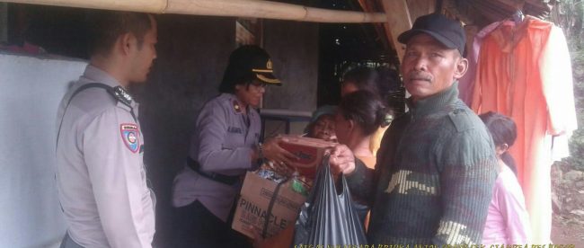 Kapolsek Ciampea Kompol Anak Agung Raka saat berikan bantuan kepada korban yang terkena dampak angin puting beliung (dok. KM)