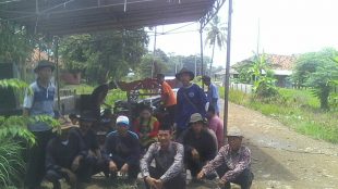 Acara "ngangkat air/ngabengkat turun nyambut" di Desa Margahayu, Kecamatan Pagaden Barat, Subang (dok. KM)
