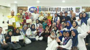 Pose bersama panitia, pemenang lomba, dan tamu undangan usai penutupan acara Lomba Kuliner Akbar PPJI Depok di D'Mall, 29/12/2019 (dok. KM)
