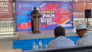 Kepala Dinas Perindustrian, Perdagangan, Koperasi, Usaha Kecil dan Menengah Kota Langsa Zulhadisyah Membuka kegiatan IUMKM Expo 2019 di Pasar Tradisional Langsa Lama (dok. KM)