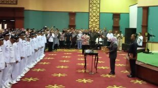 Bupati Bogor mengambil usmpah para kades yang terpilih pada Pilkades bulan November 2019 di Kantor Bupati Bogor, Rabu 18/12/2019 (dok. KM)