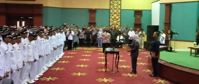 Bupati Bogor mengambil usmpah para kades yang terpilih pada Pilkades bulan November 2019 di Kantor Bupati Bogor, Rabu 18/12/2019 (dok. KM)