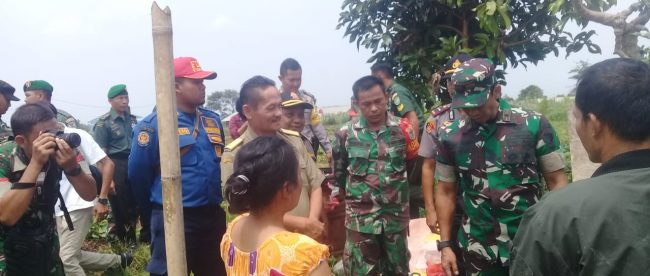 Kades Sukajadi dan Babinsa mengecek lokasi bencana puting beliung di wilayahnya, Senin 9/12/2019 (dok. KM)
