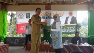 Anggota DPRD Provinsi Jabar, Erni Sugiyarti lakukan Reses sidang 1 tahun 2019-2020 di Kampung Cimandirasa, Desa Sadeng Kolot, Selasa 10/12/2019 (dok. KM)