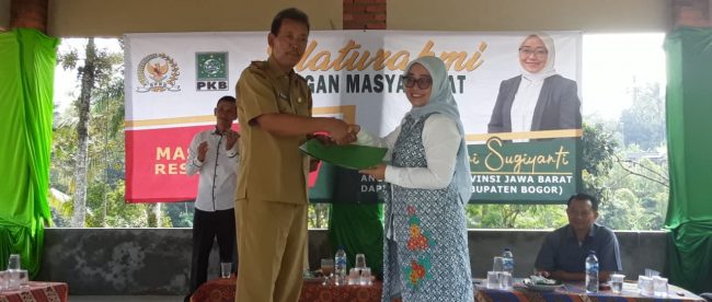 Anggota DPRD Provinsi Jabar, Erni Sugiyarti lakukan Reses sidang 1 tahun 2019-2020 di Kampung Cimandirasa, Desa Sadeng Kolot, Selasa 10/12/2019 (dok. KM)