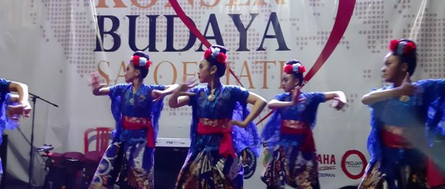 Penampilan Sanggar Tari Tiwal asal Bandung saat penutupan Konser Budaya Satoe Hati di Depok, 8/12/2019 (dok. KM)