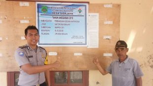 Babinmas dan Kades Sidajaya, Kecamatan Cipunagara, Subang, di lokasi rehab kantor desa, Selasa 11/12/2019 (dok. KM)