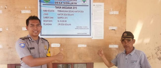 Babinmas dan Kades Sidajaya, Kecamatan Cipunagara, Subang, di lokasi rehab kantor desa, Selasa 11/12/2019 (dok. KM)