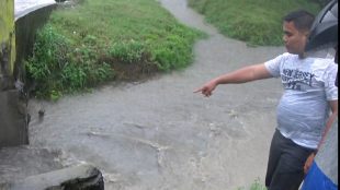 Warga memperlihatkan kondisi sungai di Desa Sei Lama, Kecamatan Simpang Empat, Tanjungbalai, yang tercemar limbah pengolahan sawit dari PT. Sintong Abadi (dok. KM