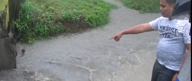 Warga memperlihatkan kondisi sungai di Desa Sei Lama, Kecamatan Simpang Empat, Tanjungbalai, yang tercemar limbah pengolahan sawit dari PT. Sintong Abadi (dok. KM