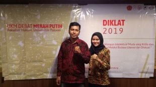 Benyamin Lubis dan Fiorentina Nul Hakim dari UKM Debat Merah Putih Fakultas Hukum Universitas Pakuan (dok. KM)