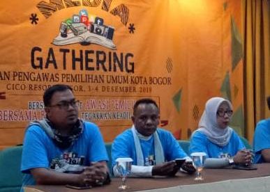 Ketua Bawaslu Kota bogor Yustinus Elias Mau (tengah) saat Media gathering Bawaslu Kota bogor, Selasa 3/12/2019 (dok. KM)