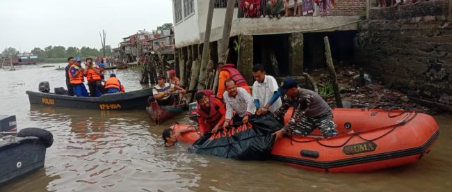 Tim Gabungan Saat menemukan Jasad Siswa SMP yang hanyut dan mengevakuasi nya dari Sungai Keramat Agis, Kota Tanjungbalai, Senin 13/1/2019 (dok. KM)