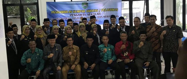 Bupati Subang, Ruhimat bersama dengan para pengawas seusai dilantik pada Kamis 23/1/2020 (dok. KM)