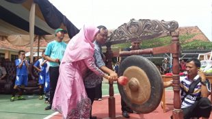 Ketua dan Pembina Yayasan Pesona Dywantara buka turnamen futsal dalam milad yang ke-7 (dok. KM)