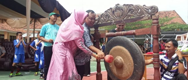 Ketua dan Pembina Yayasan Pesona Dywantara buka turnamen futsal dalam milad yang ke-7 (dok. KM)