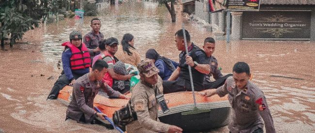Petugas Kepolisan dari Polres Bogor membantu evakuasi warga yang terkena dampak banjir, Rabu 1/1/2020 (dok. KM)
