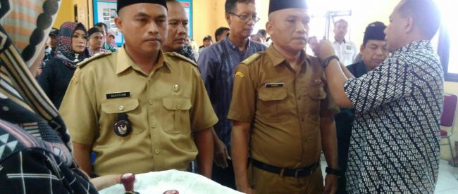 Camat Cipunagara lantik Asmedi dan Aguatian sebagai Pejabat sementara (PJS) Kades Manyingsal dan Padamulya (dok. KM)
