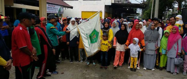Kakanmenag Kota Langsa melepas para peserta gerak jalan santai di halaman kantor kemenag Kota Langsa, Minggu 5/1/2020 (dok. KM)