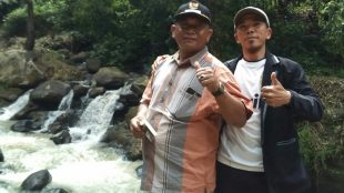 Kades Ponggang, Asep Hoer dan Wakil Ketua BPD di tempat wisata Curug Ponggang (dok. KM)