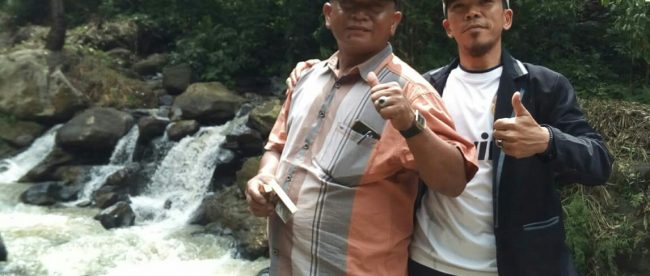 Kades Ponggang, Asep Hoer dan Wakil Ketua BPD di tempat wisata Curug Ponggang (dok. KM)