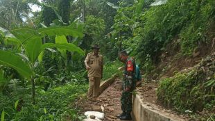 Kades Cijambe Didin S. bersama Babinsa di lokasi saluran air Cikukulu yang mengalami kerusakan (dok. KM)
