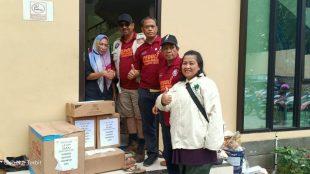 Tim KAI Peduli Banjir saat di lokasi pengungsian GOR Pengadegan, Jaksel 6/1/2020 (dok. KM)