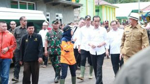Presiden Joko Widodo beserta rombongan mengunjungi lokasi bencana di Kabupaten Lebak, Banten pada Selasa, 7/1/2020 (dok. KM)