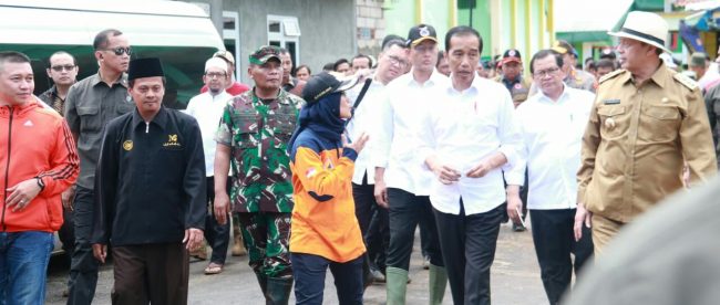 Presiden Joko Widodo beserta rombongan mengunjungi lokasi bencana di Kabupaten Lebak, Banten pada Selasa, 7/1/2020 (dok. KM)