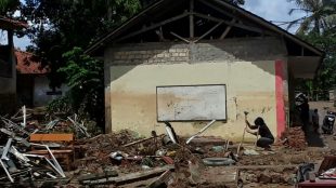 Terlihat kondisi ruang kelas di SMK Bima, Cigudeg, yang rata dengan tanah diterjang banjir bandang Sungai Cidurian (dok. KM)