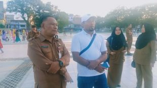 Wartawan meminta keterangan pers kepada Kadispora Tanjungblai, Siman (dok. KM)