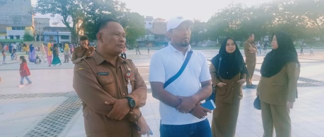 Wartawan meminta keterangan pers kepada Kadispora Tanjungblai, Siman (dok. KM)