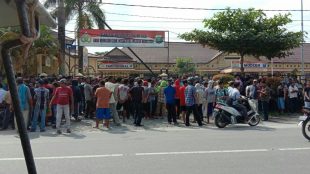 Ratusan nelayan tradisional lakukan aksi protes di depan Polres Tanjungbalai minta tindak tegas pukat trawl yang diduga merusak kapal nelayan tradisional (dok. KM)